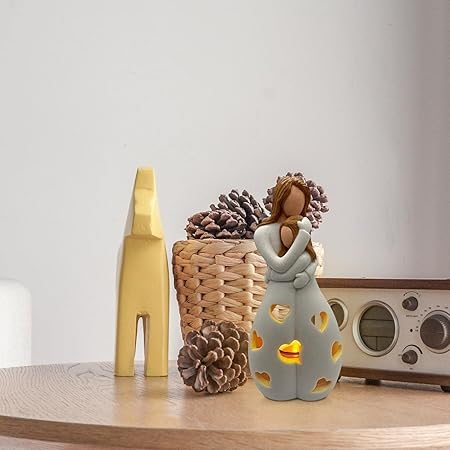 Lampe de table en résine beige, forme de cœur, ambiance romantique et éclairage tamisé.