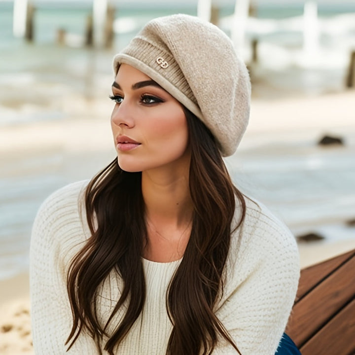 Élégant béret femme tricoté, un accessoire de mode hivernal indispensable et polyvalent.