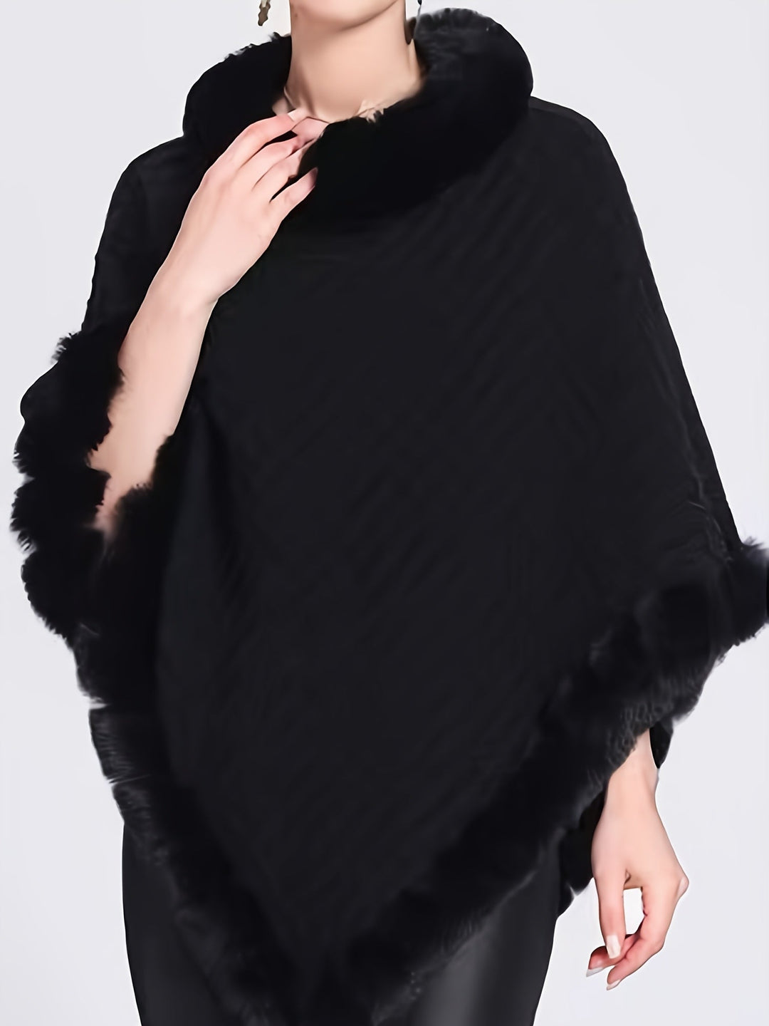 Pull oversize femme col roulé, cape confortable avec fausse fourrure, idéal pour l'hiver et le style.