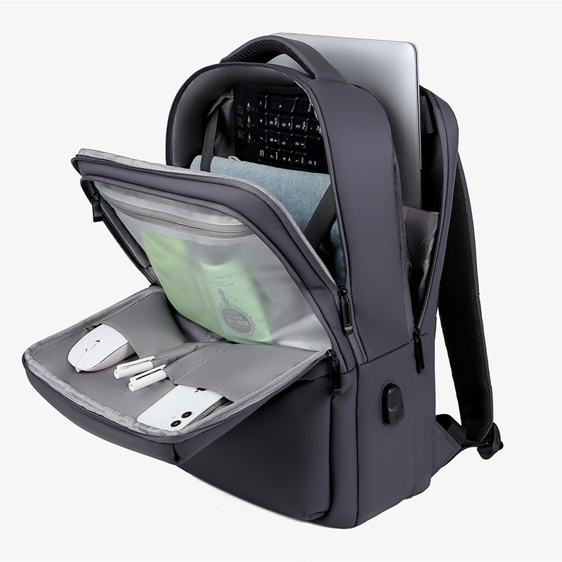 Détail du tissu étanche et robuste d'un sac à dos professionnel gris, offrant protection pour ordinateur portable.