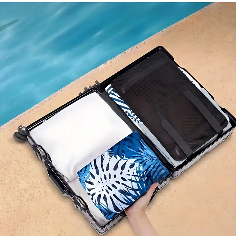 Fauteuil gonflable flottant en usage dans une piscine, idéal pour la détente et les loisirs aquatiques d'été.