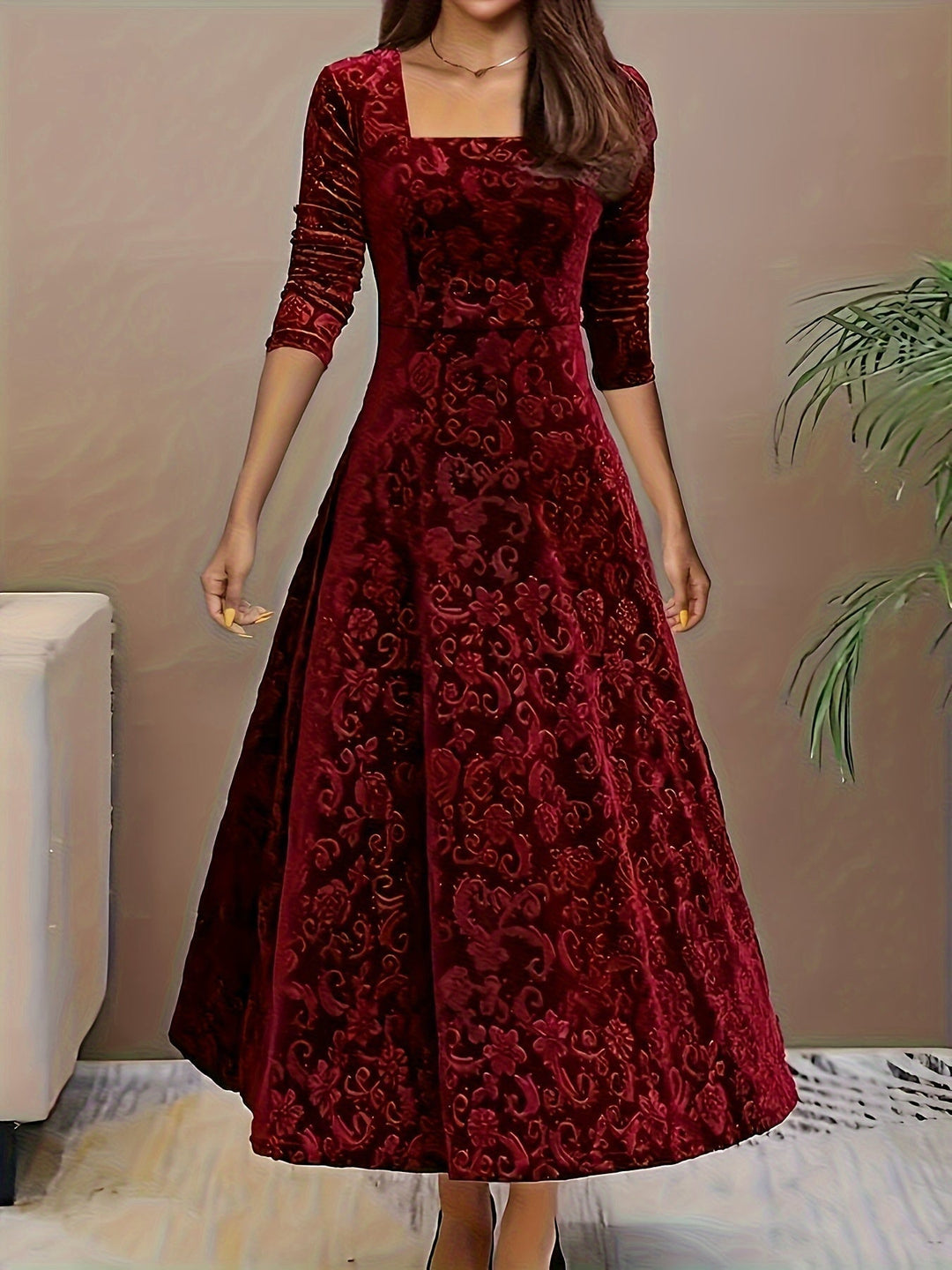 Femme portant une robe chic en velours bleu marine, coupe longue, idéale pour une fête ou un événement spécial.