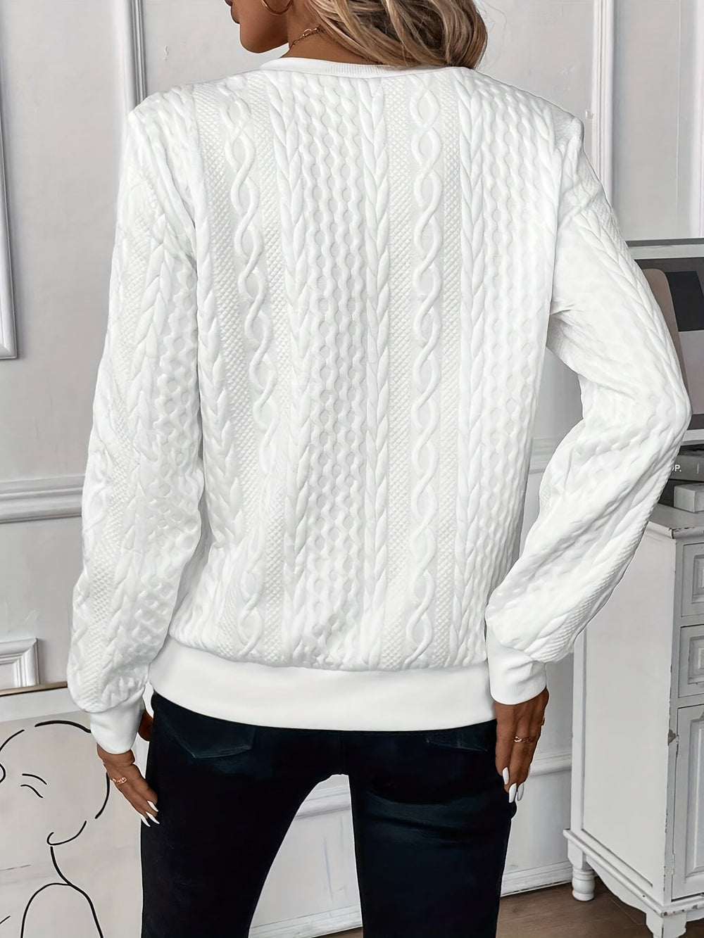 Chandail femme polyvalent en maille fine, idéal pour une tenue féminine confortable.