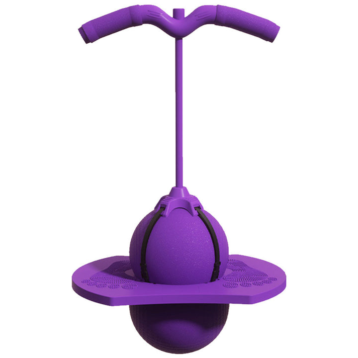 Un jeune enfant s'amusant sur la sauterelle, améliorant son équilibre et sa coordination. Jeu extérieur/intérieur.
