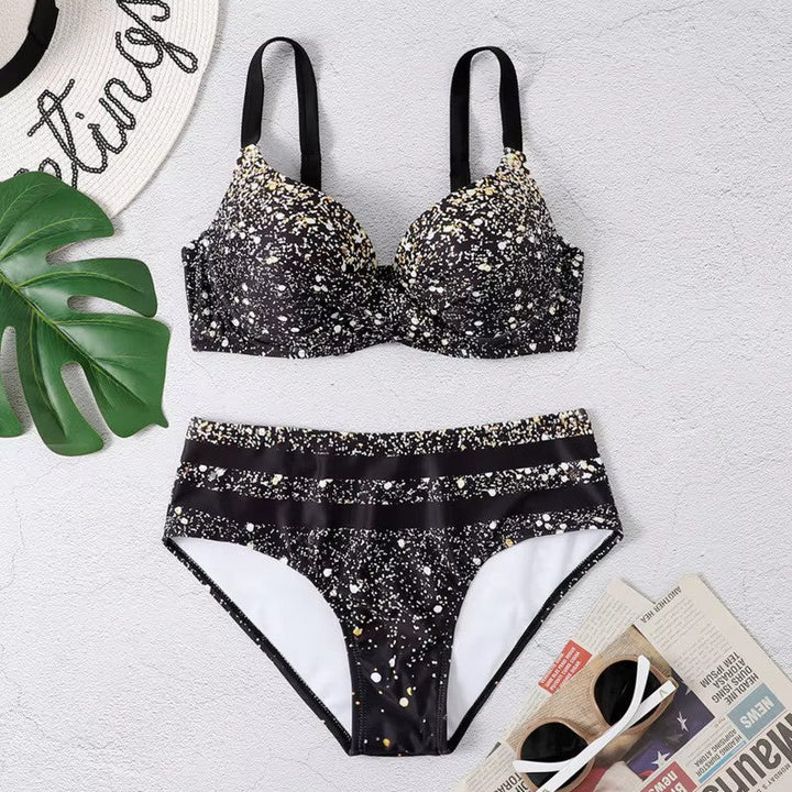 Gros plan sur l'imprimé tropical éclatant du bikini taille haute femme. Motifs d'été colorés pour la plage.