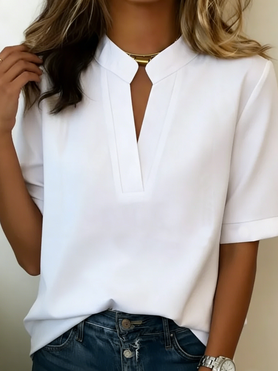 Blouse femme chic à manches courtes, col V et fente, idéale pour le bureau ou un look décontracté printemps-été.