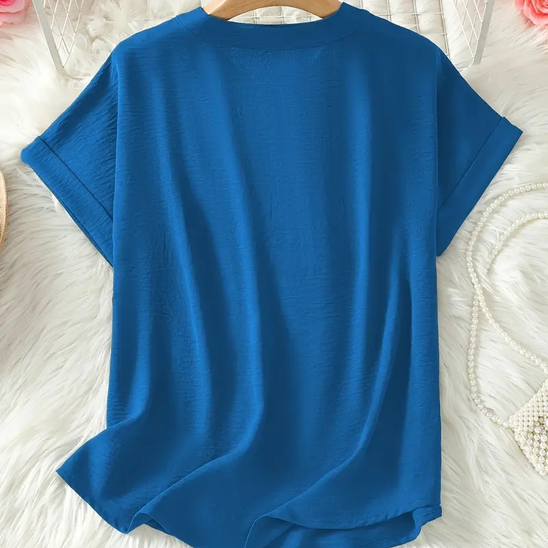 Blouse femme à coupe ample, col V, manches courtes. Ourlet arrondi. Idéale pour un look élégant et décontracté.