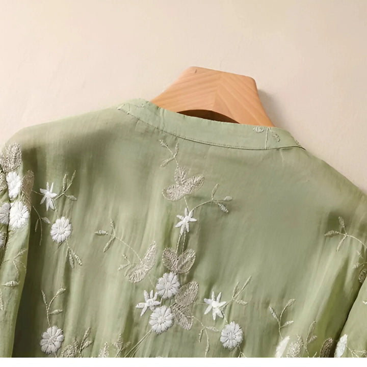 Blouse fluide femme à broderie florale. Look chic et décontracté parfait pour l'été.