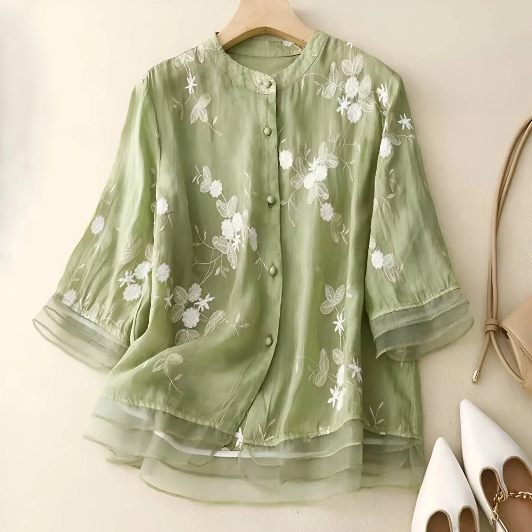 Blouse élégante femme à broderie florale subtile, manches 3/4. Style décontracté chic.