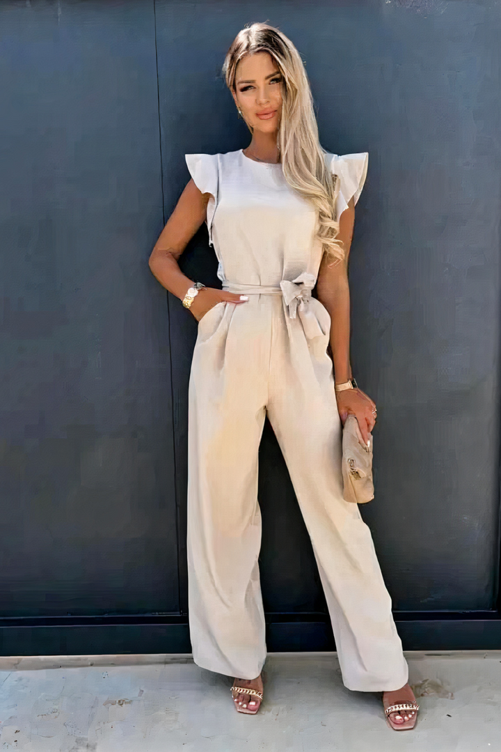 Combinaison femme élégante, sans manches, col rond, volants subtils, jambes larges pour un look moderne et fluide.