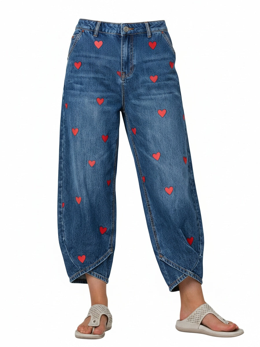 Jean large taille haute femme bleu, imprimé cœurs. Ourlet croisé unique, coupe barrel. Confortable, style décontracté.