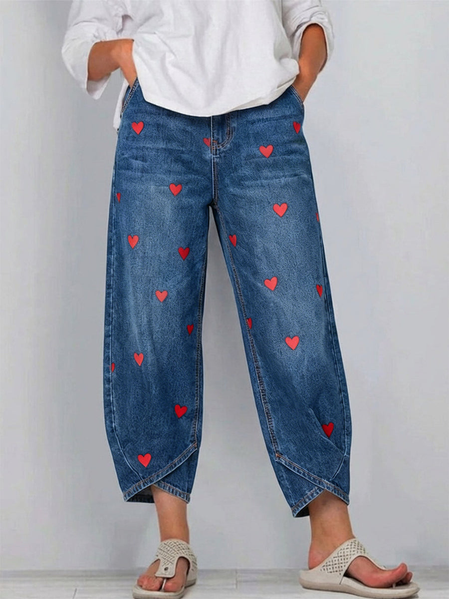 Pantalon jean femme bleu taille haute coupe barrel, motif cœurs et ourlet croisé unique. Style confortable.