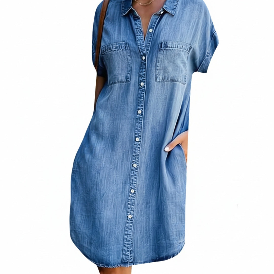 Robe chemise jean femme décontractée à manches courtes, col chemisier et poches boutonnées, style casual été.