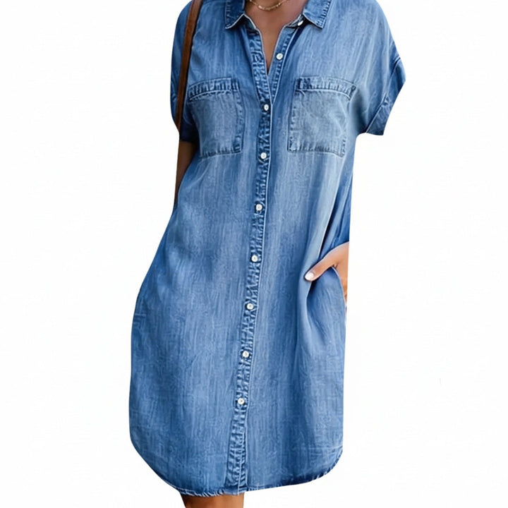 Robe chemise jean femme décontractée à manches courtes, col chemisier et poches boutonnées, style casual été.