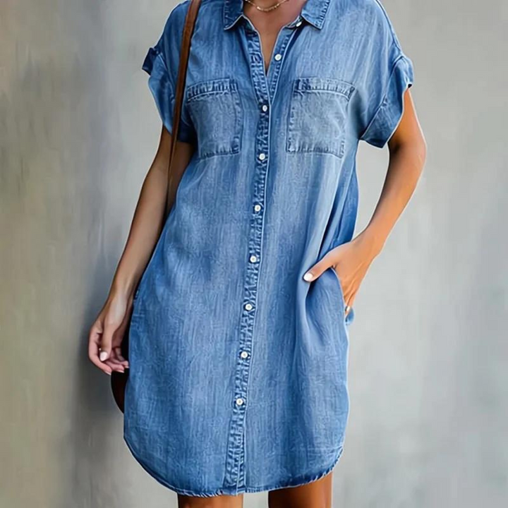 Robe jean femme confortable boutonnée, manches courtes, parfaite pour un style casual quotidien mi-cuisse.