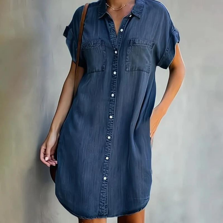 Tenue d'été: Robe chemise jean femme mi-cuisse à manches courtes, col chemisier, pour un look casual chic.