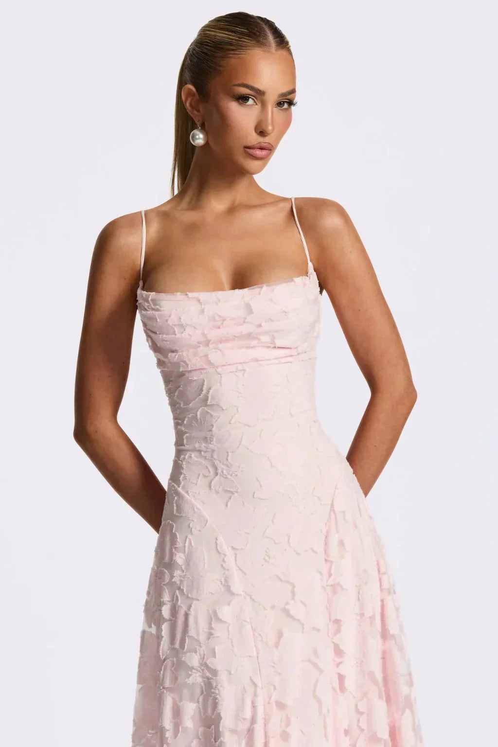 Magnifique robe maxi de cérémonie femme avec fines bretelles et dos ouvert, parfaite pour le bal.
