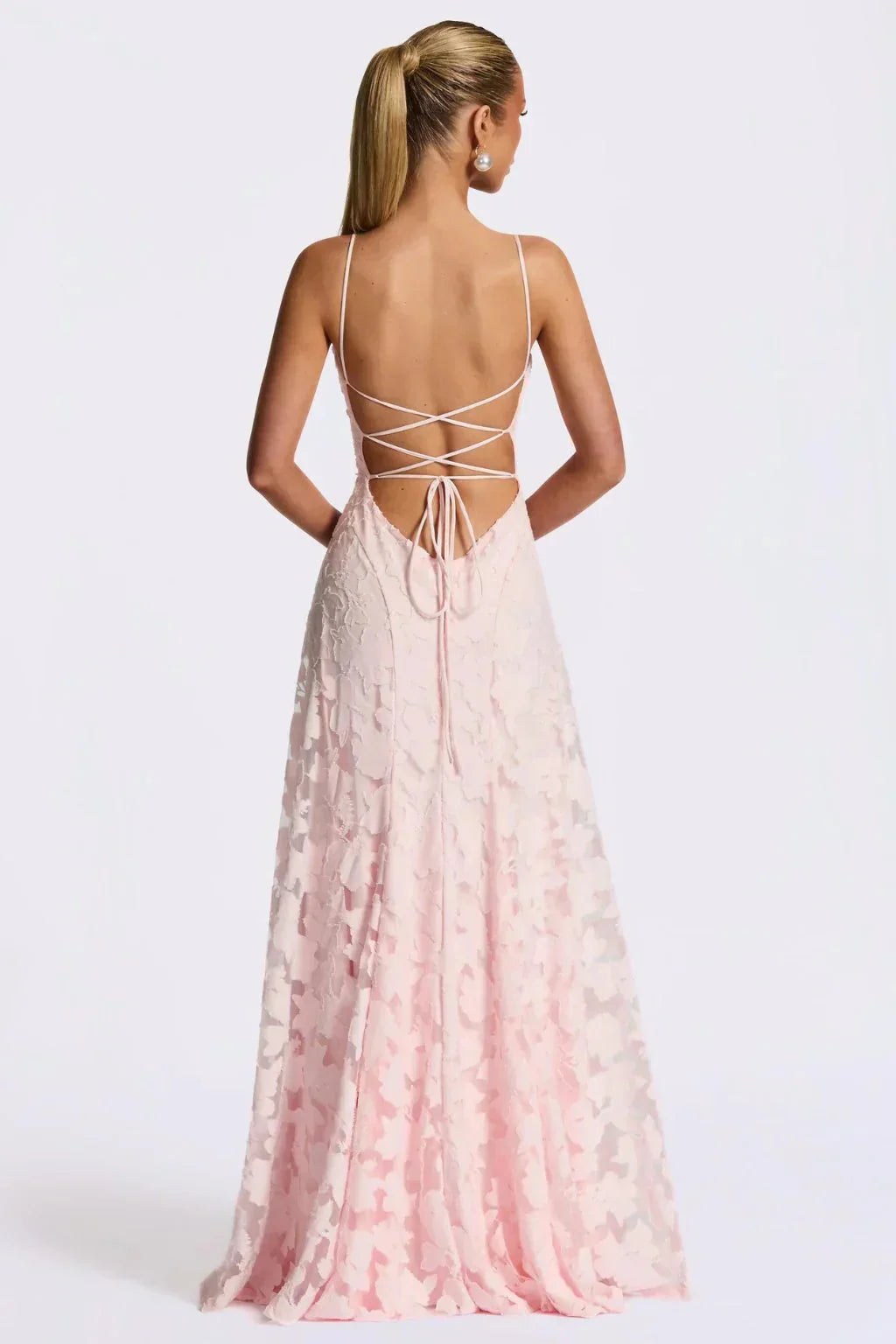 Tenue de soirée chic : robe longue femme à bretelles fines, jupe évasée fluide, idéale pour l'élégance.