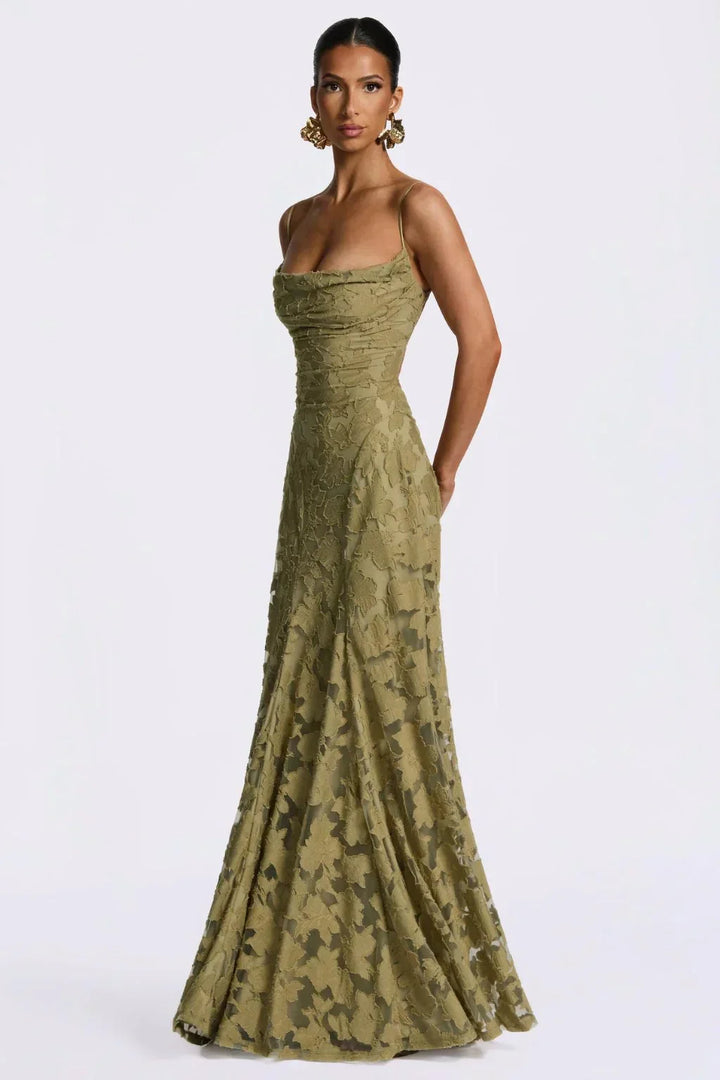 Robe de soirée maxi femme avec une jupe évasée ample et des bretelles fines, pour un confort élégant.