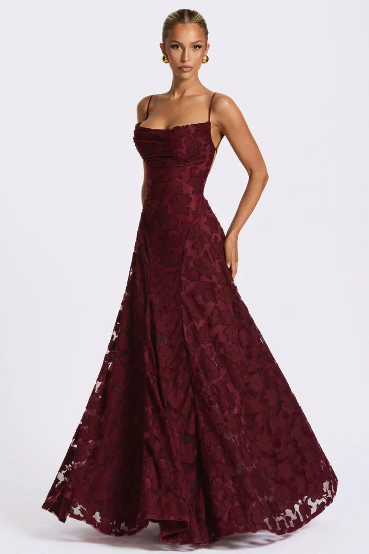 Robe élégante femme longue, style dos nu avec fines bretelles, parfaite pour un événement chic.