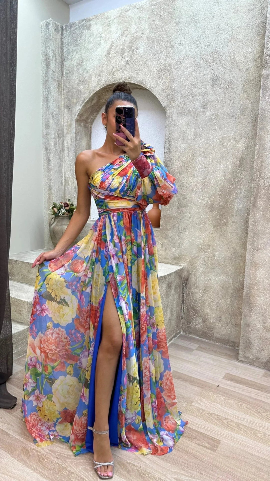 Robe longue femme élégante à manches bouffantes et fente. Imprimé floral fluide, coupe asymétrique unique.