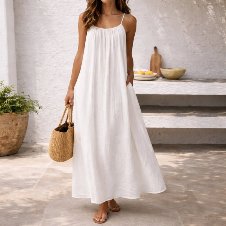 Robe maxi fluide femme à bretelles fines, dos ouvert élégant, poches pratiques pour l'été ou la plage.