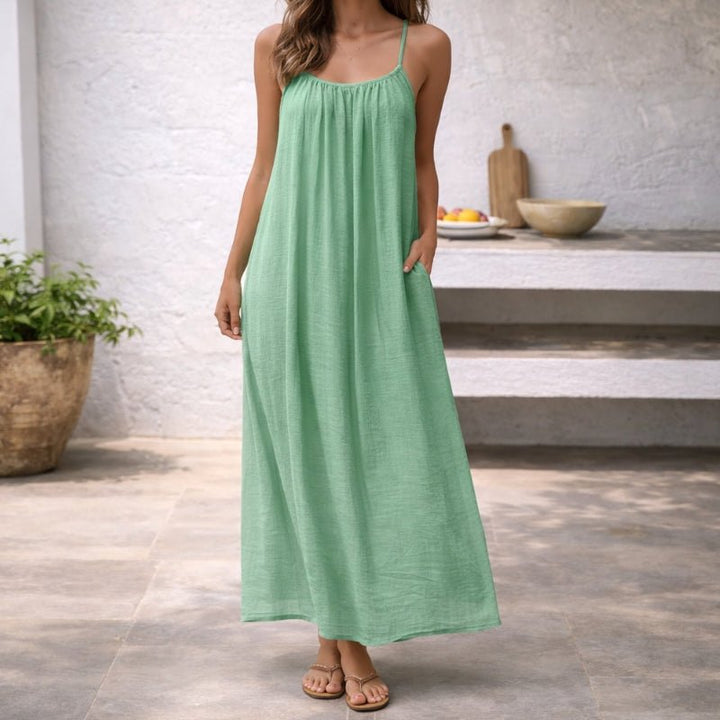 Robe d'été maxi fluide pour femme avec poches et bretelles fines. Idéale pour un look bohème décontracté.
