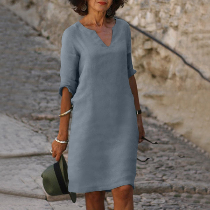Confortable robe midi ample femme, col en V, manches 3/4. Parfaite pour toute occasion décontractée.