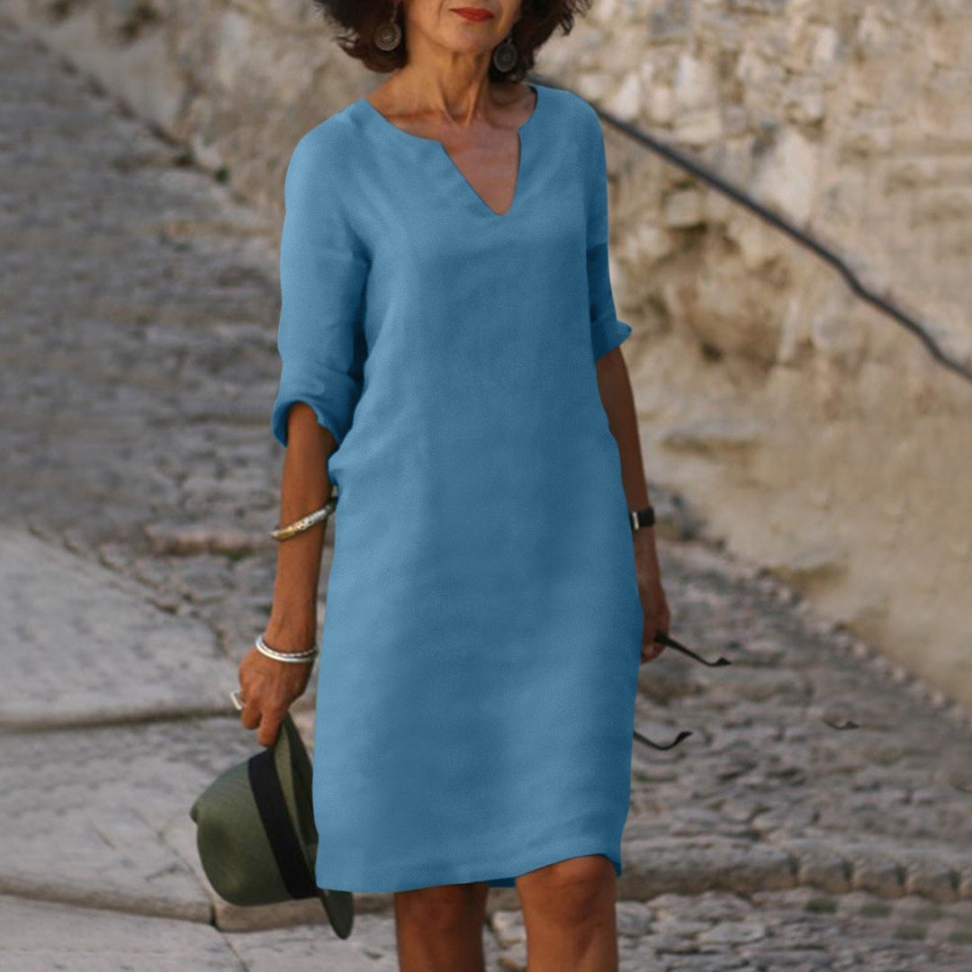 Modèle de robe midi ample pour femme, manches 3/4, col V. Style polyvalent quotidien.