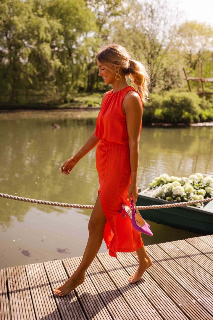 Robe midi femme sophistiquée, coupe sans manches et fente latérale, alliant élégance et confort au quotidien.