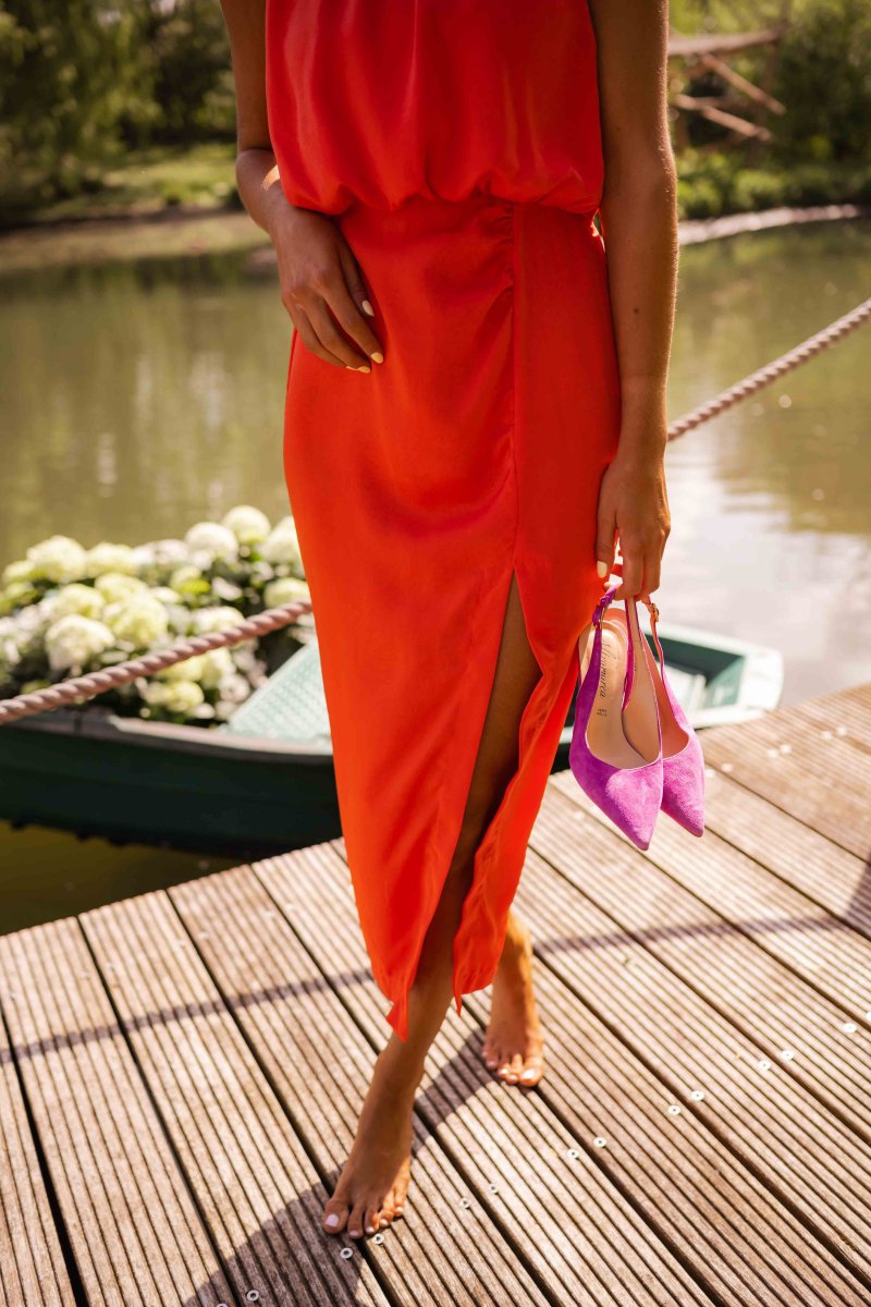 Robe midi femme fluide et légère, sans manches, fente latérale, idéale pour les chaudes journées d'été.