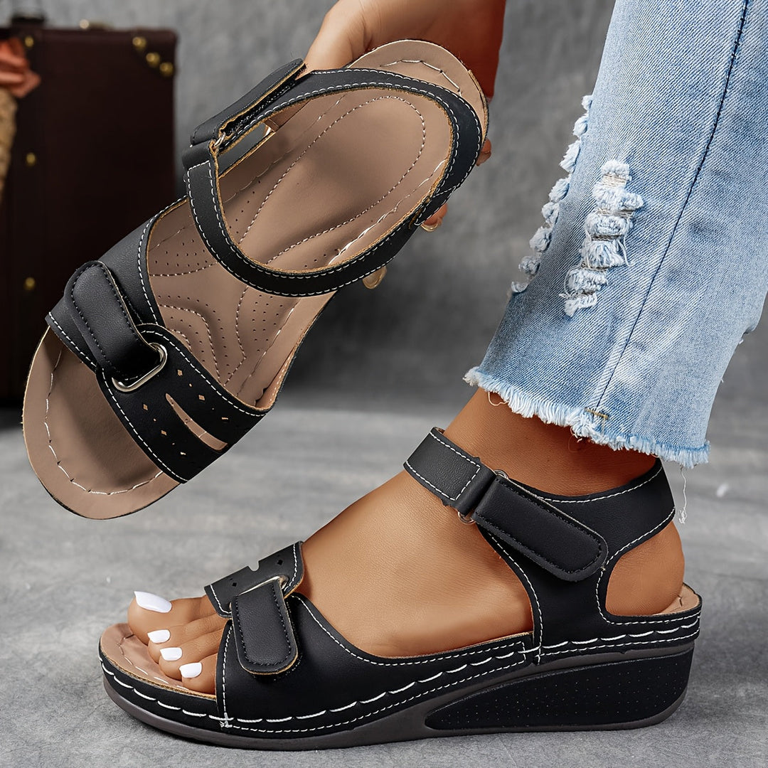 Sandales d'été femme confortables, compensées, bout ouvert et fermeture velcro pratique.