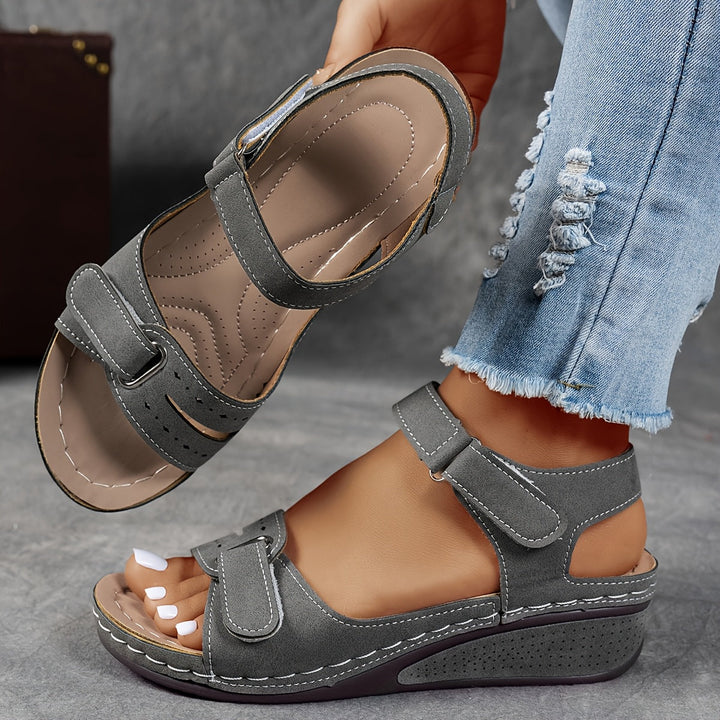 Sandales femme à bout ouvert, compensées, offrant confort et élégance, fermeture velcro.
