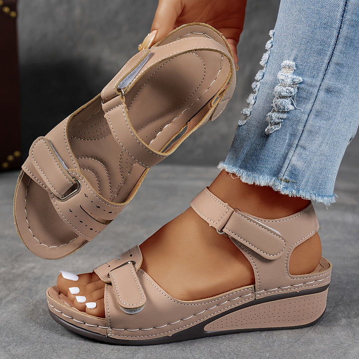 Sandales d'été femme élégantes et confortables, compensées, bout ouvert et brides velcro.
