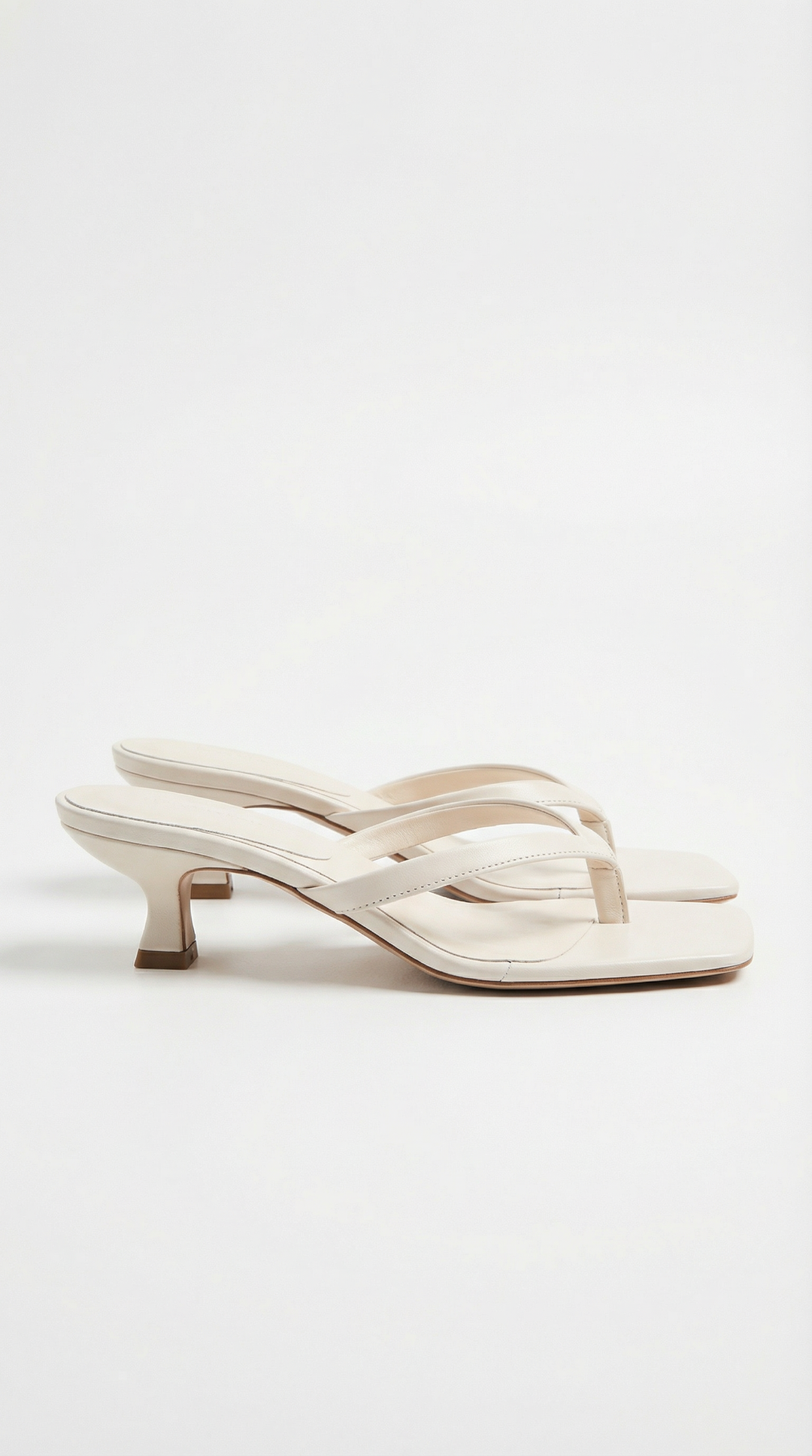 Nu-pieds femme élégants, talon bas kitten heel. Bout carré et lanière entre orteils. Style chic.