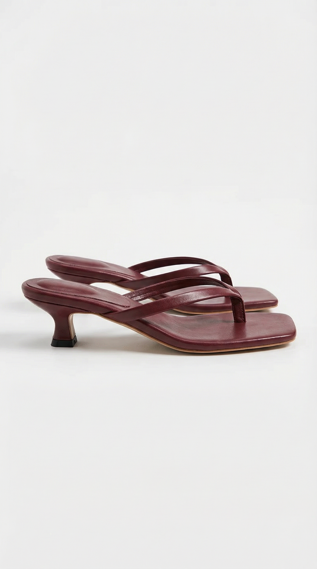 Sandales femme confortables pour l'été, kitten heel. Chaussures à lanière entre orteils, bout carré.