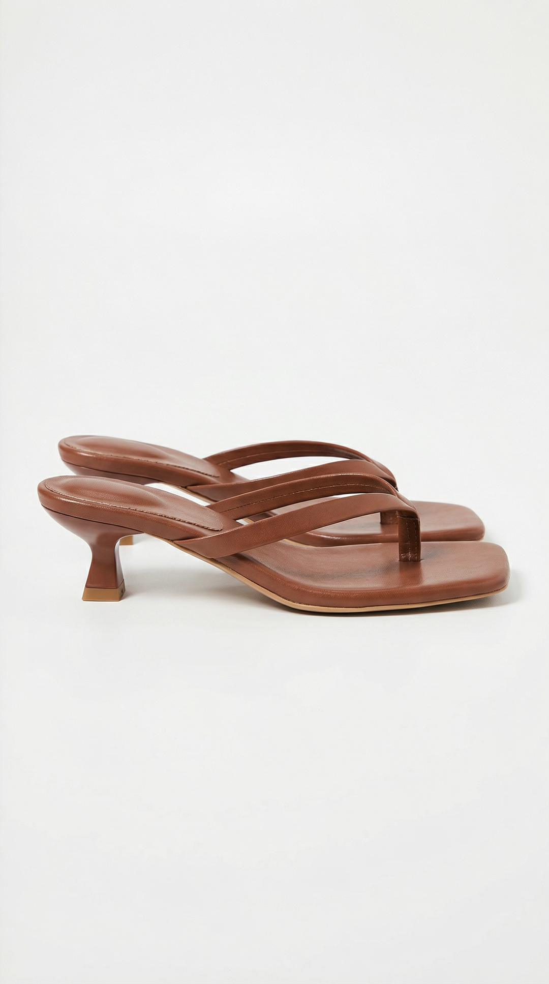 Mules femme chic à lanière entre orteils, kitten heel. Talon bas élégant et bout carré tendance.