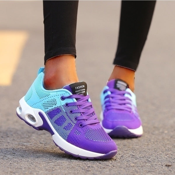 Baskets femme mode à plateforme épaisse, style casual et tendance, pour un confort urbain toute la journée.