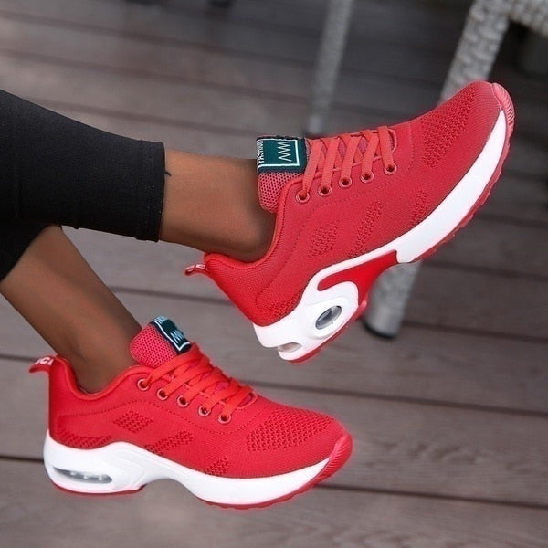 Baskets femme modernes à lacets, semelle plateforme innovante, alliant style et bien-être au quotidien.