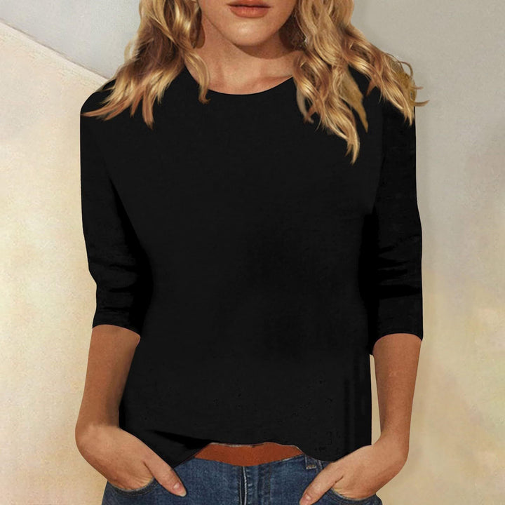 Tee-shirt femme polyvalent, manches trois-quarts, col rond. Idéal pour un look bureau ou casual chic. Mode.