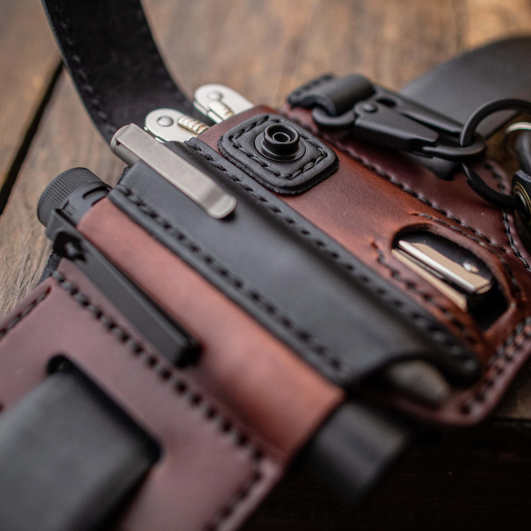 Organisateur TactiSheath en cuir marron, idéal pour un accès rapide et rangement discret de multitool et lampe.