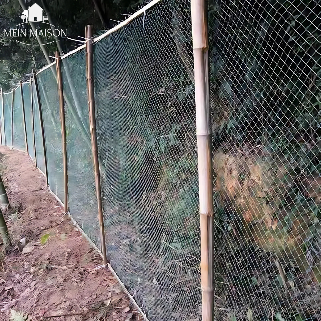 Main testant la résilience du filet de jardin anti-UV et oiseaux, protection fiable pour plantes et cultures.