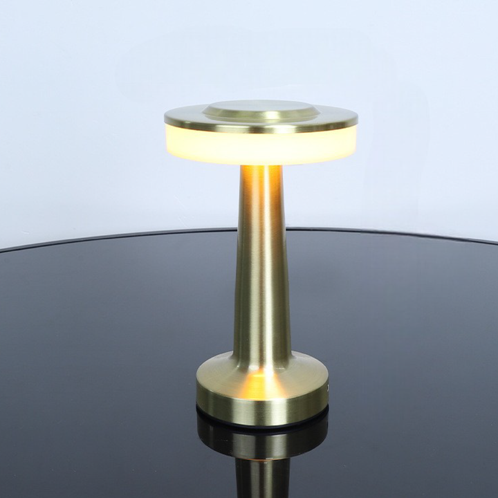 Lampe de bureau LED design, portable et moderne. Éclairage fonctionnel et esthétique pour un espace de travail.