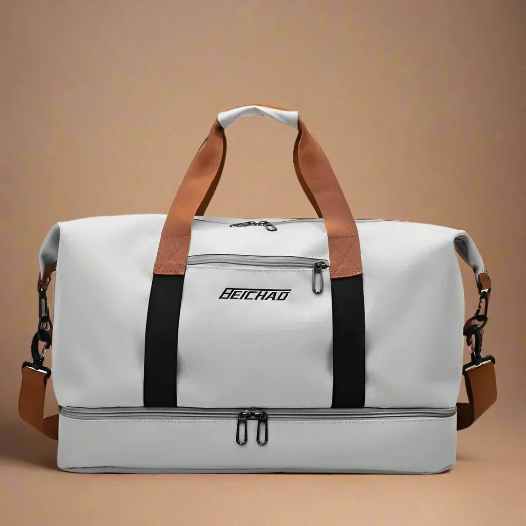 Sac de voyage noir avec compartiments séparés pour chaussures et affaires humides. Organisation facile pour le sport.