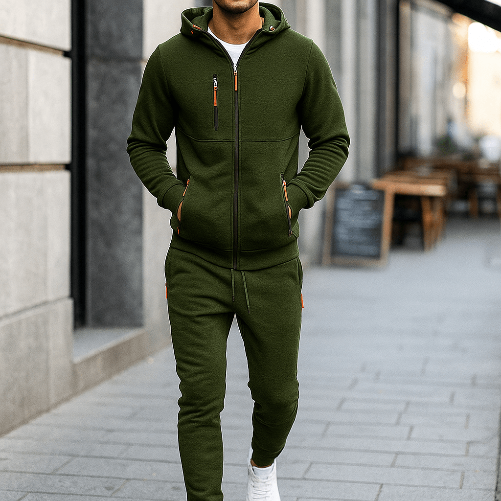Ensemble homme sportif noir à capuche, coupe moderne et confortable pour le style urbain décontracté.