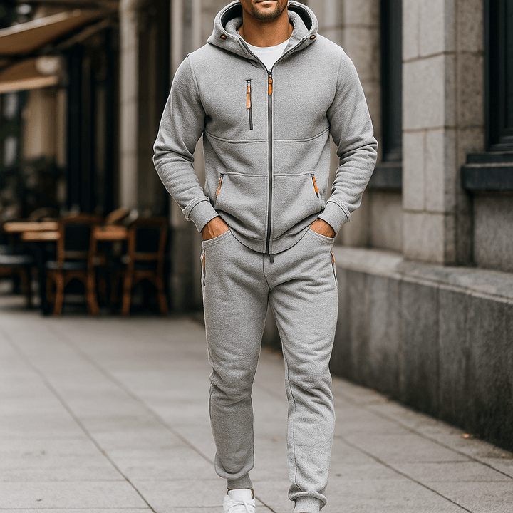 Élégant ensemble homme sportif à capuche, confortable pour un look urbain dynamique, idéal pour toute occasion.