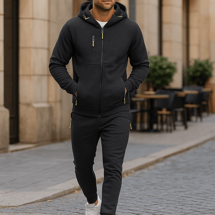 Ensemble sportif homme avec capuche, vêtement confortable et dynamique pour les activités urbaines modernes.