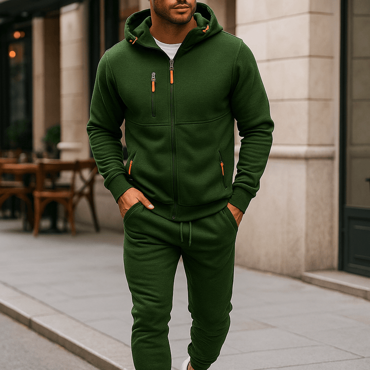 Survêtement homme technique à capuche, idéal pour le sport et le confort quotidien en milieu urbain dynamique.