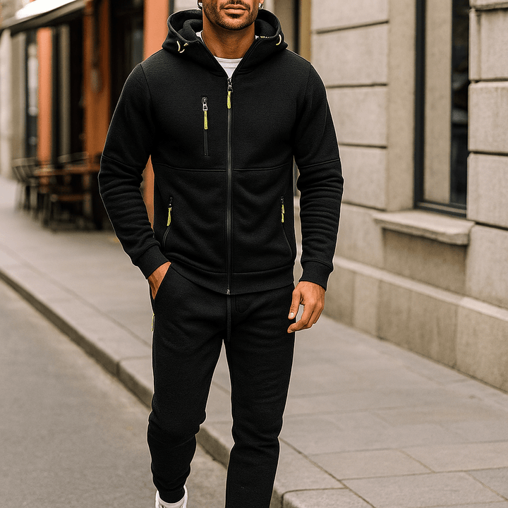 Mode masculine: ensemble décontracté homme à capuche, parfait pour une allure sportive urbaine et moderne.