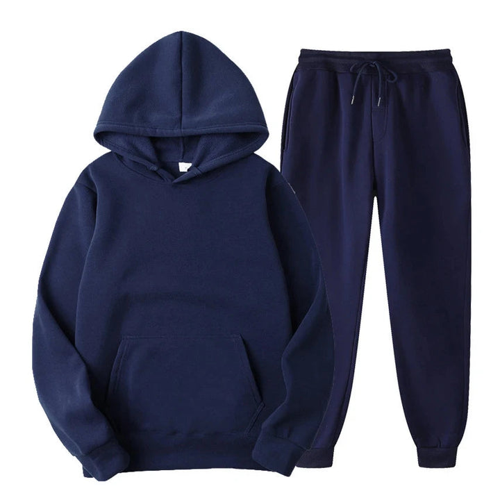 Ensemble survêtement homme élégant avec sweat à capuche et pantalon de jogging, idéal pour le confort décontracté.